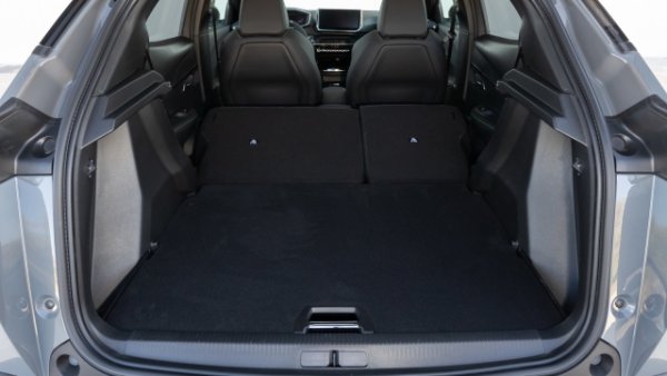 Това е кросоувърът, изграден на базата на малката кола 208, на която не липсва външна (много агресивна) и вътрешна индивидуалност (характеризираща се с най-новото поколение i-cockpit). Предлаган в бензинови, меки хибридни и електрически варианти. 

Багажникът (434 литра в базовата конфигурация и 1467 при максимум - във всеки вариант) е отличен за размера, с правилна форма и регулируем на две височини. Peugeot 2008 е с дължина 430 см, ширина 177 см и височина 152 см. Междуосието е 261 см. Цената в България започва от 46 746 лева за бензиновите версии, от 55 877 при хибида и 77 418 за електрическите версии.